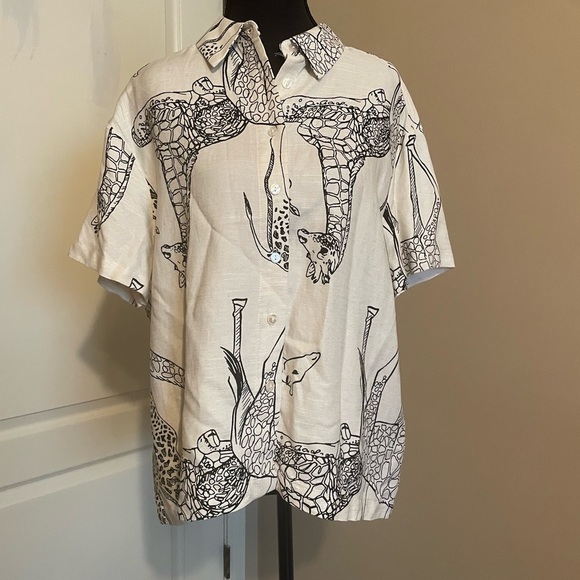 Jane + Delancey Giraffe Novelty Print Short Sleeve Button Down Shirt Top Size M - Picture 5 of 8